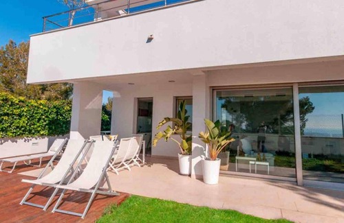 Canyelles Villa | Homerez - Spacious villa 9 km away from the beach for 6 ppl. with swimming-pool