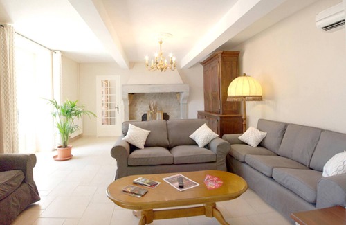 Ventenac-Cabardes Villa | Homerez - Villa for 6 ppl. with swimming-pool and jacuzzi at Ventenac-Cabardès