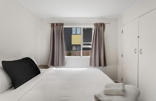 Auckland House | Homespun Unit with deck, air-con and parking