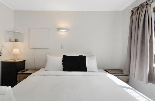 Auckland House | Homespun Unit with deck, air-con and parking