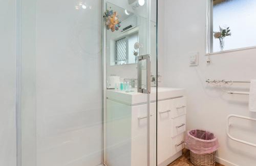Auckland House | Homespun Unit with deck, air-con and parking