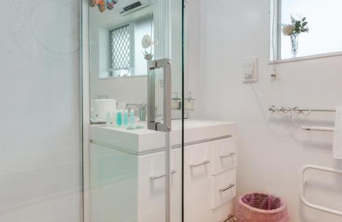 Auckland House | Homespun Unit with deck, air-con and parking