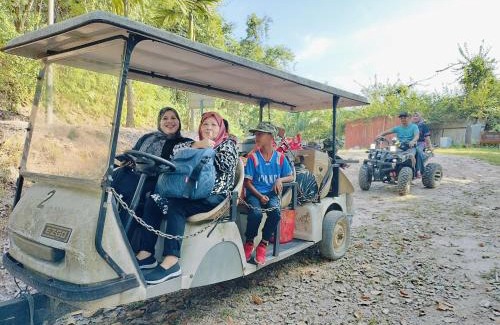 Pekan Nanas House | Homestay LubokSawah