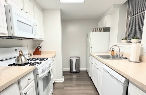 Ballston Apartment | Homestead Charm Arlington King bd