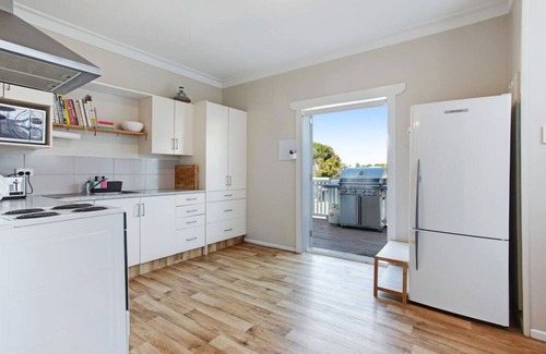 Otahuhu House | Homestead Haven Bungalow with Pool and Air-Con
