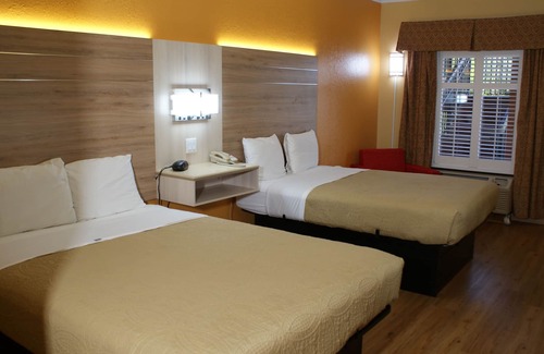 Crestview Hotel | HomeTown Inn & Suites