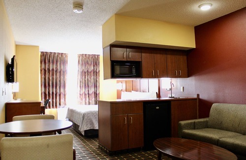 Longview Hotel | HomeTown Inn & Suites