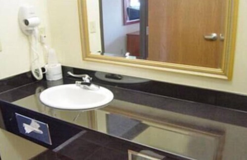 Schererville Hotel | HomeTown Inn & Suites