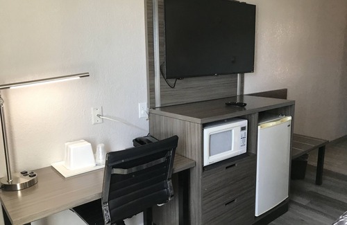 Clearwater Hotel | HomeTown Inn