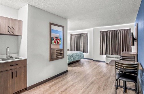 Southfield Hotel | HomeTowne Studios by Red Roof Southfield