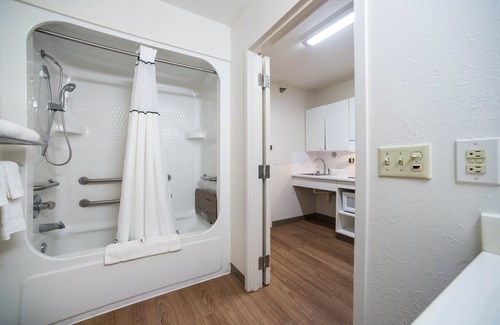 Airport Township Hotel | HomeTowne Studios by Red Roof St. Louis - Airport/N Lindbergh