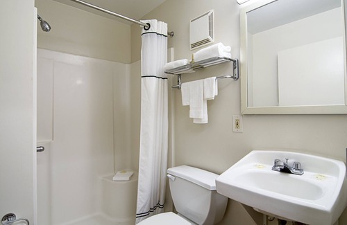 Waukegan Hotel | HomeTowne Studios by Red Roof Chicago - Waukegan