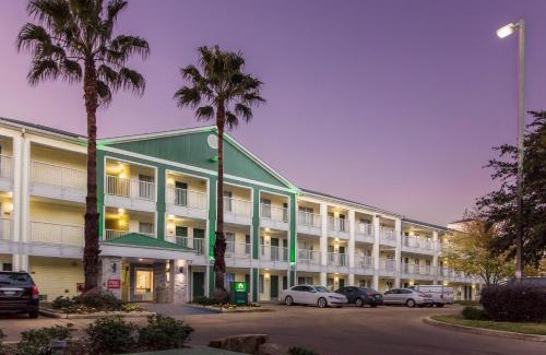 Fairbanks Hotel | HomeTowne Studios by Red Roof Houston - Northwest