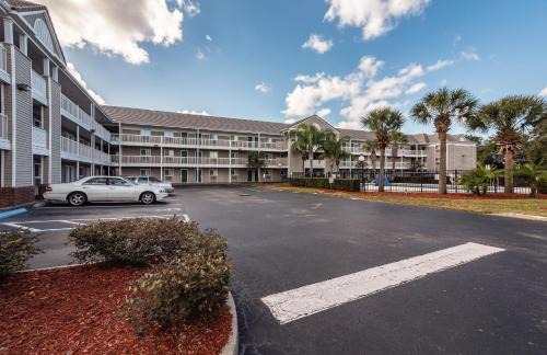 Orlando Hotel | HomeTowne Studios by Red Roof Orlando South