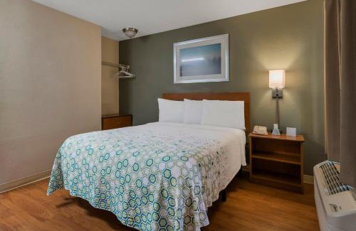 Orlando Hotel | HomeTowne Studios by Red Roof Orlando - UCF Area