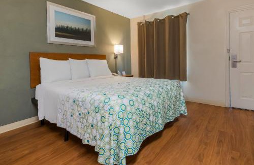 Orlando Hotel | HomeTowne Studios by Red Roof Orlando - UCF Area