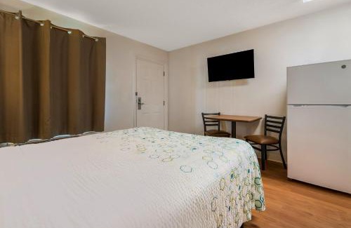 Orlando Hotel | HomeTowne Studios by Red Roof Orlando - UCF Area