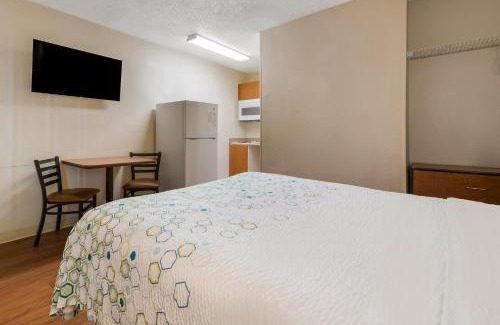 Orlando Hotel | HomeTowne Studios by Red Roof Orlando - UCF Area