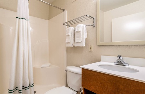 South End Hotel | HomeTowne Studios by Red Roof Tacoma - Hosmer