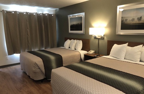 South End Hotel | HomeTowne Studios by Red Roof Tacoma - Hosmer
