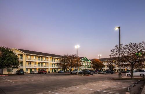 McNeil Hotel | HomeTowne Studios by Red Roof Austin