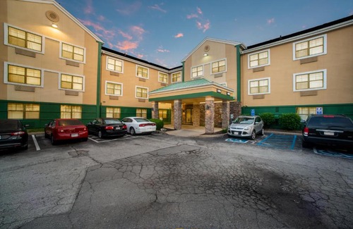 Airport Township Hotel | HomeTowne Studios by Red Roof St. Louis - Airport/N Lindbergh