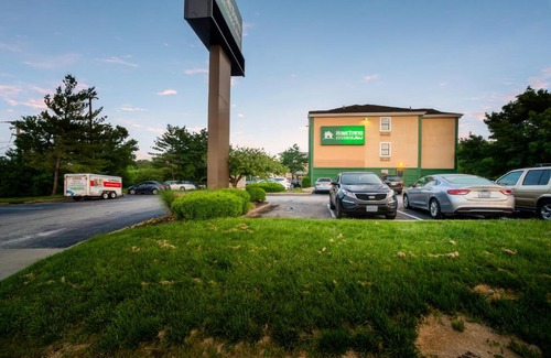 Airport Township Hotel | HomeTowne Studios by Red Roof St. Louis - Airport/N Lindbergh