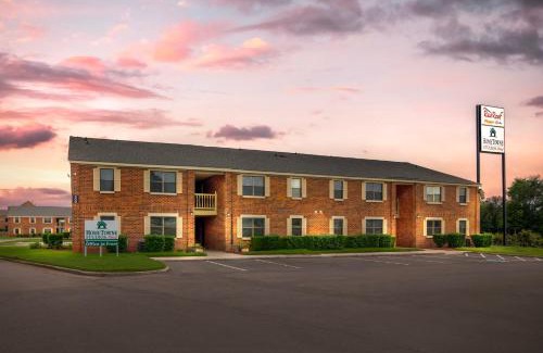 Madison Hotel | HomeTowne Studios by Red Roof Huntsville - Madison
