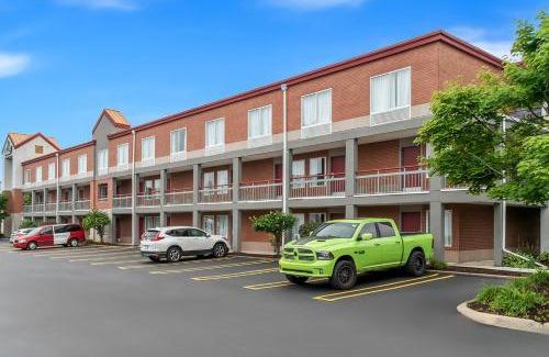 Auburn Hills Hotel | HomeTowne Studios by Red Roof Auburn Hills