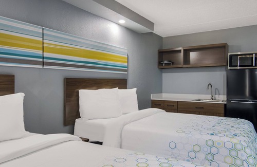 North Aurora Hotel | HomeTowne Studios by Red Roof & Conference Center Chicago – N Aurora/Naperville