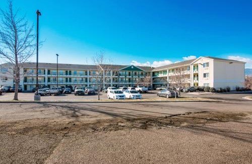 Southeast Colorado Springs Hotel | HomeTowne Studios by Red Roof Colorado Springs - Airport