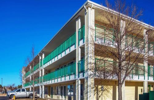 Southeast Colorado Springs Hotel | HomeTowne Studios by Red Roof Colorado Springs - Airport