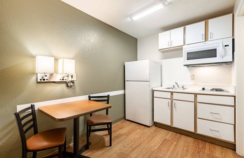 Norcross Hotel | HomeTowne Studios by Red Roof Atlanta NE - Peachtree Corners