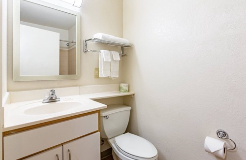 Norcross Hotel | HomeTowne Studios by Red Roof Atlanta NE - Peachtree Corners