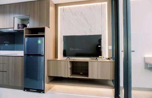 Pinang Apartment | Homey and Comfortable 1BR at The Smith Alam Sutera Apartment By Travelio