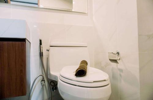 Pinang Apartment | Homey and Comfortable 1BR at The Smith Alam Sutera Apartment By Travelio