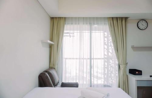 Pantai Indah Kapuk Apartment | Homey and Warm Studio at 28th Floor Gold Coast Apartment By Travelio