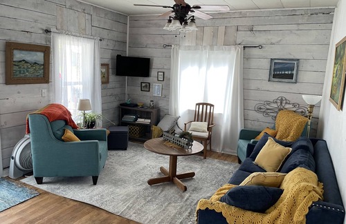 Hot Springs Cottage | Homey Cottage- Close to Attractions- 3 bedrooms- Sleeps 10-13