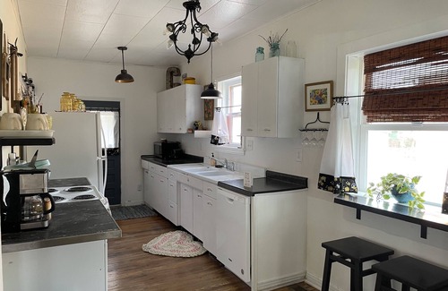 Hot Springs Cottage | Homey Cottage- Close to Attractions- 3 bedrooms- Sleeps 10-13