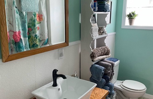 Hot Springs Cottage | Homey Cottage- Close to Attractions- 3 bedrooms- Sleeps 10-13