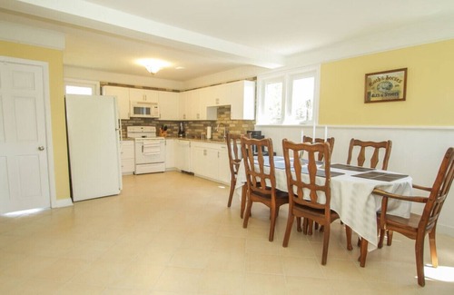 Cornwall House | Homey Single Family on Old Orchard
