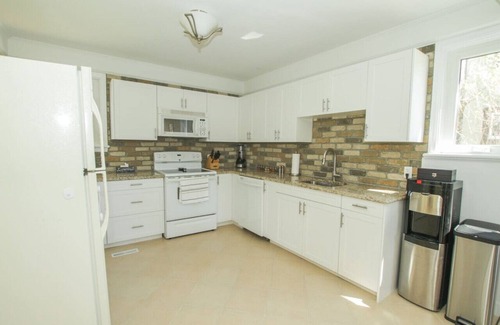 Cornwall House | Homey Single Family on Old Orchard