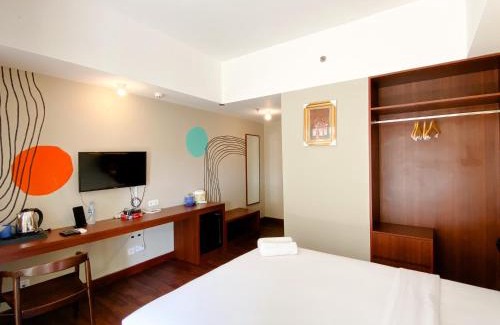 Duren Sawit Apartment | Homey Studio No Kitchen at Gateway Park LRT City Jatibening Apartment By Travelio