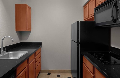 Renton House | Homey Suite Perfect for Couples' Getaway Near Downtown Seattle, Free Parking!
