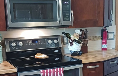 Lincoln House | Homie 5-bedroom house for golf, work trips, family event, city activities, w/pet