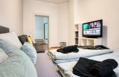 Reudnitz-Thonberg Apartment | HOMY I Altbaucharme Netflix und WLAN