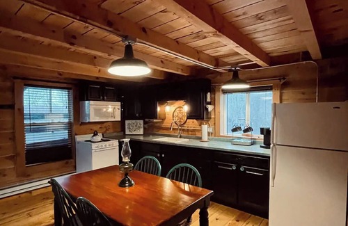 De Soto House | Honey Bear Acres/HOT TUB/Sleeps 4