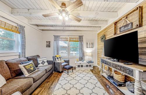 Helen House | Honey Bear Hideaway