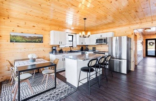 Rogers Cabin | Honey Bee Hideaway Luxury Cabin—Hot Tub & WiFi