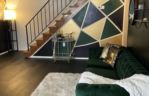 Hamilton Hills Apartment | Honey Comb Hideout 2BR Apt